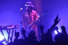 フミ（B, Vo, Syn）（撮影：古渓一道）