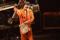 ハヤシ（G, Vo, Syn, Programming）（撮影：古渓一道）