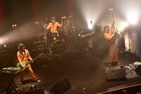 POLYSICS「POLYSICS TOUR 2015“HEN 愛 LET'S GO!”～ツナギなぼくら ツアーで、胸キュン。～」東京・TSUTAYA O-EAST公演の様子。（撮影：古渓一道）