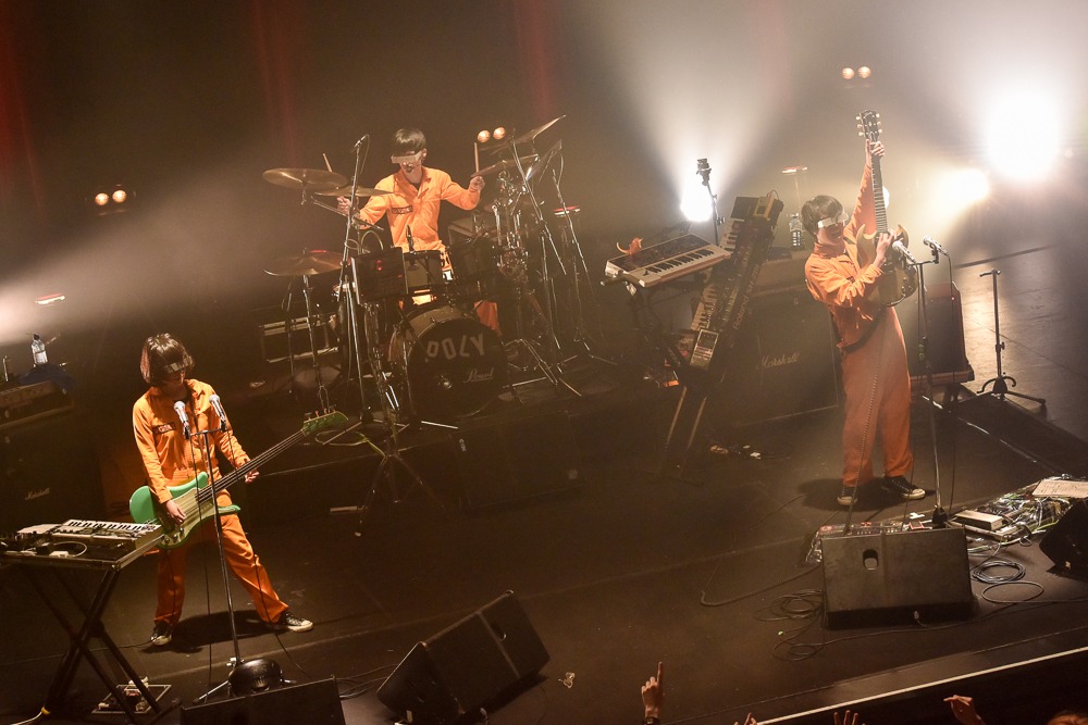 POLYSICS「POLYSICS TOUR 2015“HEN 愛 LET'S GO!”～ツナギなぼくら ツアーで、胸キュン。～」東京・TSUTAYA O-EAST公演の様子。（撮影：古渓一道）