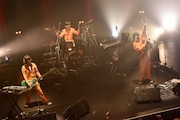 POLYSICS「POLYSICS TOUR 2015“HEN 愛 LET'S GO!”~ツナギなぼくら ツアーで、胸キュン。~」東京・TSUTAYA O-EAST公演の様子。(撮影:古渓一道)