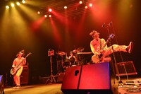 POLYSICS「POLYSICS TOUR 2015“HEN 愛 LET'S GO!”～ツナギなぼくら ツアーで、胸キュン。～」東京・TSUTAYA O-EAST公演の様子。（撮影：古渓一道）