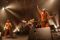 POLYSICS「POLYSICS TOUR 2015“HEN 愛 LET'S GO!”～ツナギなぼくら ツアーで、胸キュン。～」東京・TSUTAYA O-EAST公演の様子。（撮影：古渓一道）