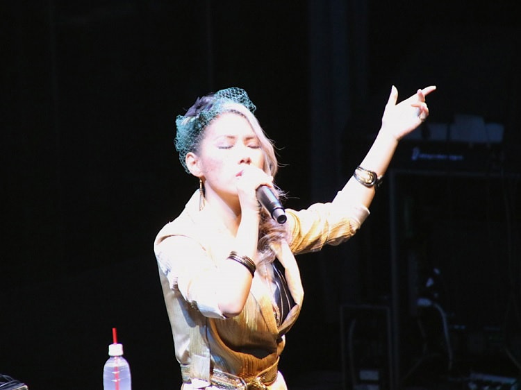 Double、2年ぶりステージで“歌の師匠”マライアカバー