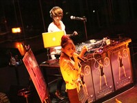 左からDouble、DJ KAORI。