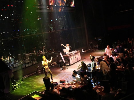 Doubleのライブパフォーマンスの様子。