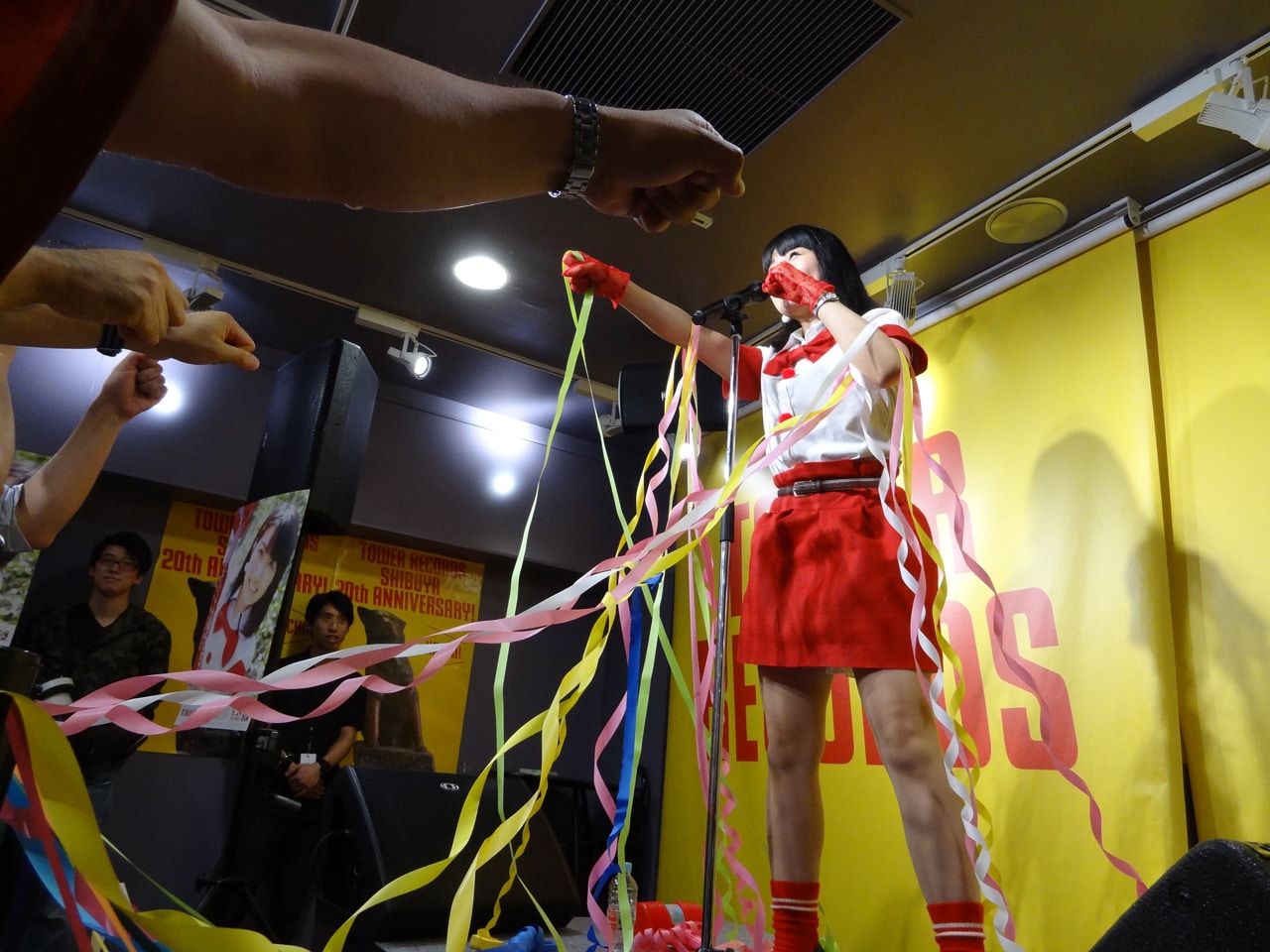 大量のピコピコハンマー＆紙テープが歓迎！町あかりデビュー“前夜祭”