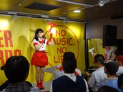 昨日6月18日に東京・タワーレコード渋谷店 4Fイベントスペースにて開催、町あかりインストアイベント「ア、町あかりメジャーデビュー前夜祭」の様子。（写真提供：ビクターエンタテインメント）