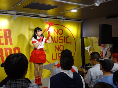 昨日6月18日に東京・タワーレコード渋谷店 4Fイベントスペースにて開催、町あかりインストアイベント「ア、町あかりメジャーデビュー前夜祭」の様子。（写真提供：ビクターエンタテインメント）