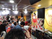 昨日6月18日に東京・タワーレコード渋谷店 4Fイベントスペースにて開催、町あかりインストアイベント「ア、町あかりメジャーデビュー前夜祭」の様子。（写真提供：ビクターエンタテインメント）