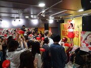 昨日6月18日に東京・タワーレコード渋谷店 4Fイベントスペースにて開催、町あかりインストアイベント「ア、町あかりメジャーデビュー前夜祭」の様子。（写真提供：ビクターエンタテインメント）