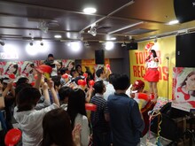 昨日6月18日に東京・タワーレコード渋谷店 4Fイベントスペースにて開催、町あかりインストアイベント「ア、町あかりメジャーデビュー前夜祭」の様子。（写真提供：ビクターエンタテインメント）