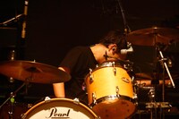 特効のボタンを押すKOUICHI（Dr, Cho）（Photo by Tetsuya Yamakawa[showcase]）