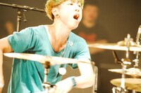 都築'HEAVIN'史生（Dr, Cho / BACK LIFT（撮影：瀧本JON...行秀）