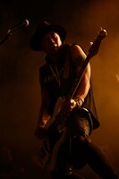 T$UYO$HI（B / The BONEZ）（Photo by Tetsuya Yamakawa[showcase]）