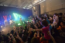 BUZZ THE BEARSのライブの様子。（Photo by teppei kishida）
