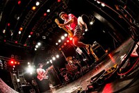 サンボマスター「3×ボ＝15 ANNIVERSARY サンボマスターとキミ TOUR 2015」yokohama Bay Hall公演の様子。（撮影：浜野カズシ）