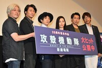 写真左より黄瀬和哉総監督、脚本を手がけた冲方丁、小山田圭吾（Cornelius）、坂本真綾、野村和也監督、製作総指揮の石川光久。