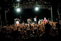 サンボマスター「3×ボ＝15 ANNIVERSARY サンボマスターとキミ TOUR 2015」yokohama Bay Hall公演の様子。（撮影：浜野カズシ）