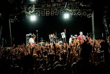 サンボマスター「3×ボ＝15 ANNIVERSARY サンボマスターとキミ TOUR 2015」yokohama Bay Hall公演の様子。（撮影：浜野カズシ）