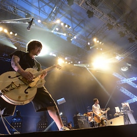 “黒幕”Ken Yokoyama、SATAN STAGEで貫禄パフォーマンス