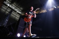 儀間崇（G / MONGOL800）（Photo by Tetsuya Yamakawa[showcase]）