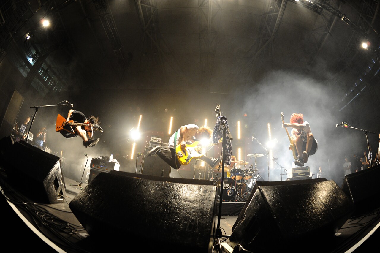 04LSとG4N、「サタニック」で爆発力に満ちた白熱ライブ