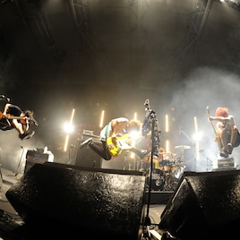 04LSとG4N、「サタニック」で爆発力に満ちた白熱ライブ