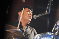 坂詰克彦（Dr / 怒髪天）（撮影：瀧本“JON…”行秀）