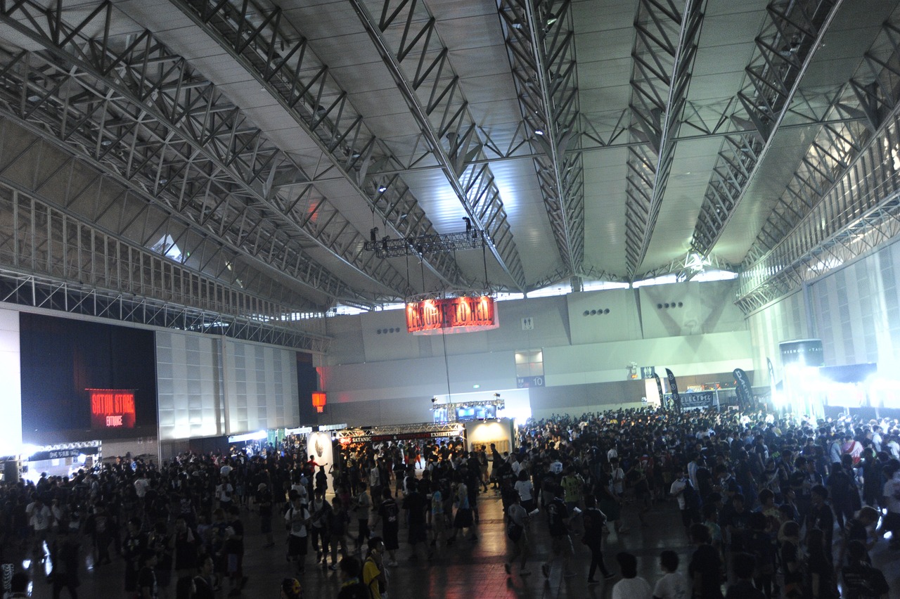 「SATANIC CARNIVAL'15」会場の様子。（Photo by yuji honda）