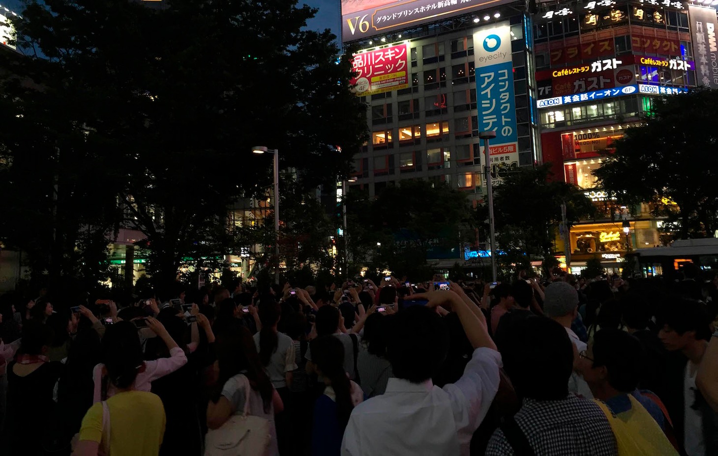 東京・渋谷のスクランブル交差点付近の街頭ビジョンにV6の生中継映像が映し出されているときの様子。