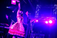 左から浜崎容子（Vo）、松永天馬（Vo）。（撮影：名鹿祥史）