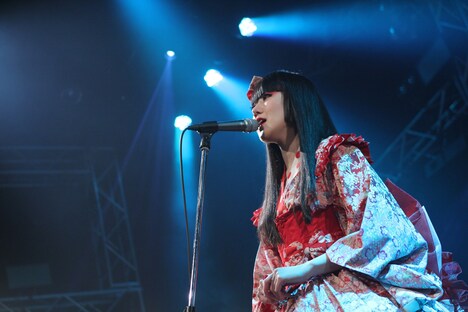 浜崎容子（Vo）（撮影：名鹿祥史）