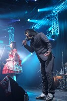 左から浜崎容子（Vo）、松永天馬（Vo）。（撮影：名鹿祥史）