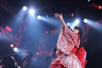 浜崎容子（Vo）（撮影：名鹿祥史）