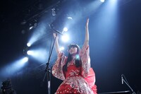 浜崎容子（Vo）（撮影：名鹿祥史）