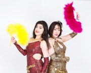 ジュリ扇を持つベッド・イン。