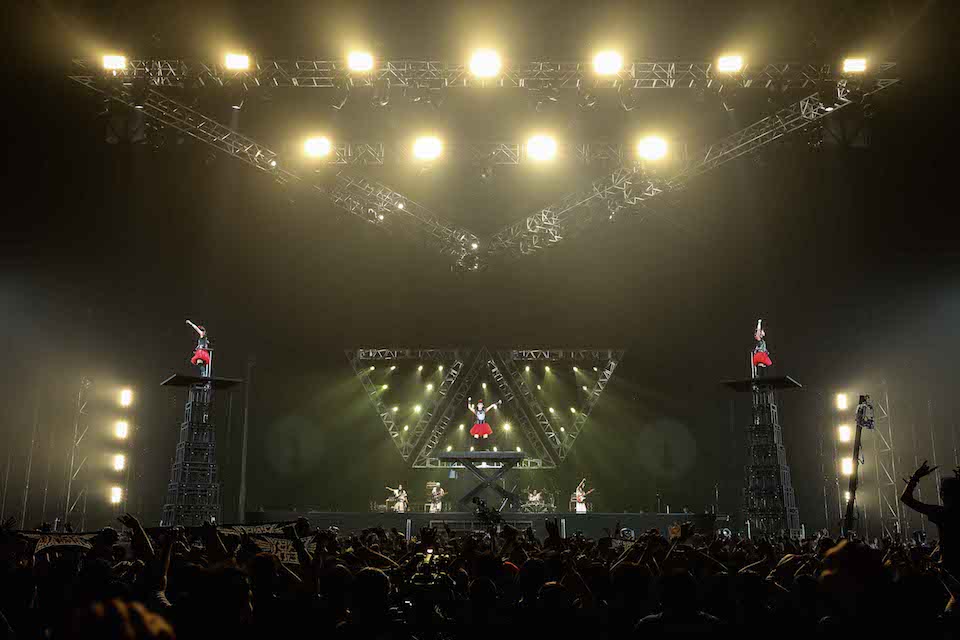 「BABYMETAL WORLD TOUR 2015 ～巨大天下一メタル武道会～」の様子。（Photo by Taku Fujii / MIYAAKI Shingo）