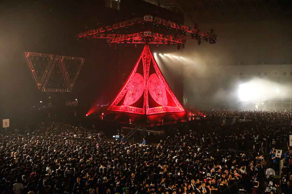 今週の人気画像6位は「BABYMETAL熱狂の凱旋ワンマン、2万5000人に『かかってこいよ！』」より、「BABYMETAL WORLD TOUR 2015 ～巨大天下一メタル武道会～」場内の様子。（Photo by Taku Fujii / MIYAAKI Shingo）