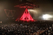 今週の人気画像6位は「BABYMETAL熱狂の凱旋ワンマン、2万5000人に『かかってこいよ!』」より、「BABYMETAL WORLD TOUR 2015 ~巨大天下一メタル武道会~」場内の様子。(Photo by Taku Fujii / MIYAAKI Shingo)