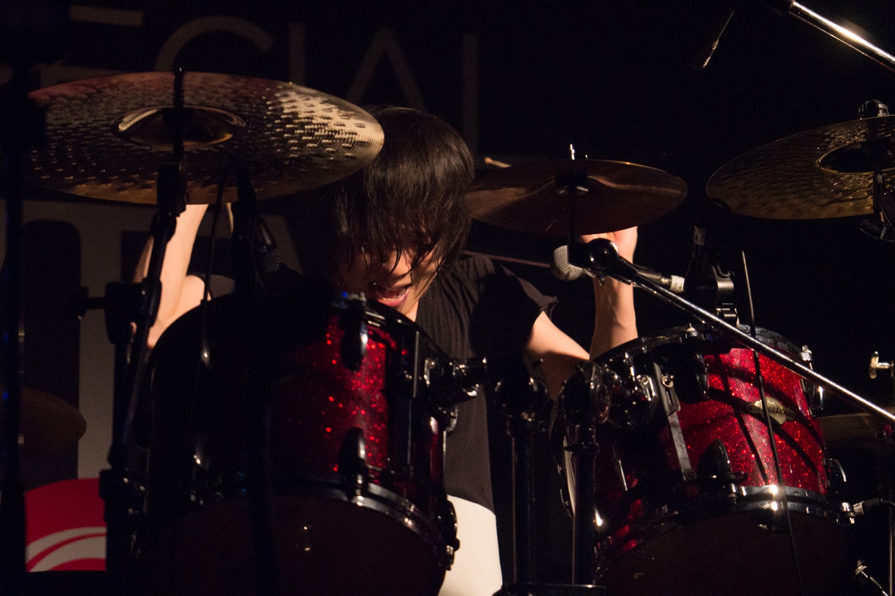 高村佳秀（Dr / BLUE ENCOUNT）（撮影：井上写真事務所）