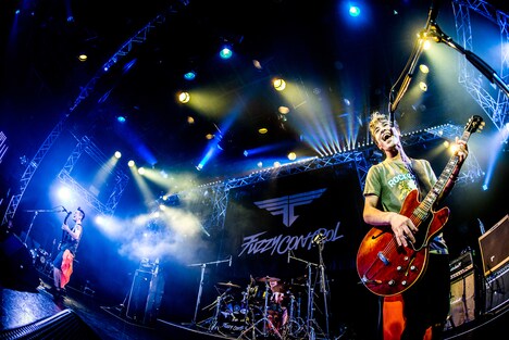 左からJOE（B, Vo）、SATOKO（Dr, Vo）、JUON（Vo, G）。 （撮影：浜野カズシ）