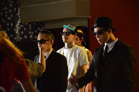 ダンスシーンの撮影に臨むCLIEVY（左）とKEEN（右）。