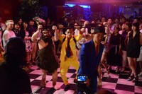 操り人形の練習をするCLIEVY（左）とKEEN（右）。