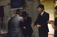 撮影を終えた前園真聖と握手を交わすC&K。