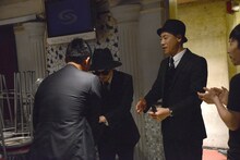 撮影を終えた前園真聖と握手を交わすC&K。