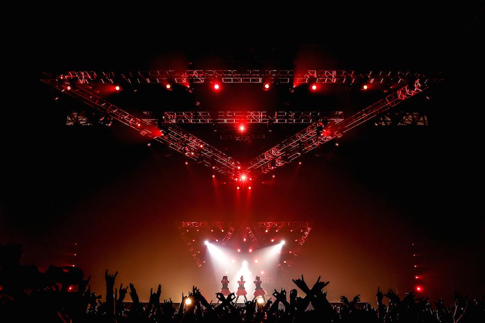 「BABYMETAL WORLD TOUR 2015 ～巨大天下一メタル武道会～」の様子。（Photo by Taku Fujii / MIYAAKI Shingo）