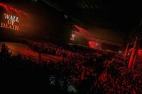 今週の人気画像7位は「BABYMETAL熱狂の凱旋ワンマン、2万5000人に『かかってこいよ！』」より、「BABYMETAL WORLD TOUR 2015 ～巨大天下一メタル武道会～」の様子。（Photo by Taku Fujii / MIYAAKI Shingo）