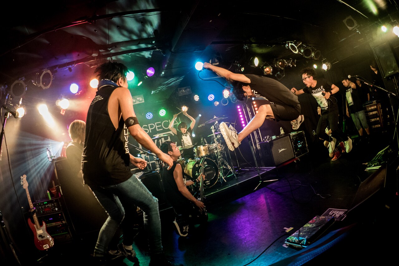「uP!!!SPECIAL LIVE HOLIC vol.4 supported by SPACE SHOWER TV」岡山・CRAZYMAMA KINGDOM公演の様子。（撮影：井上写真事務所）