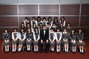 乃木坂46とイジリー岡田。(c)「NOGIBINGO！5」製作委員会